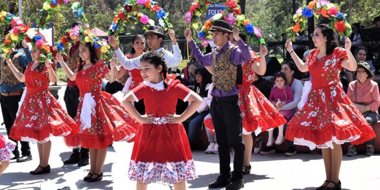 Más de dos mil artistas se unirán a la celebración del Día del Folklore en Santiago.