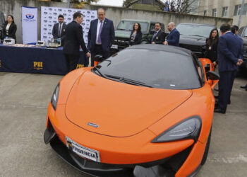 Incautan avioneta, lancha y autos de lujo en operativa policial por lavado de activos en La Araucanía.