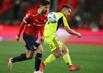 Incidentes entre hinchas de la U e Independiente dejan suspendido el partido por la Copa Sudamericana.