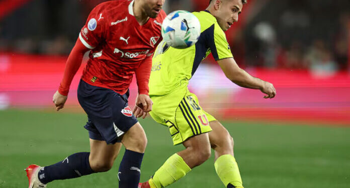 Incidentes entre hinchas de la U e Independiente dejan suspendido el partido por la Copa Sudamericana.