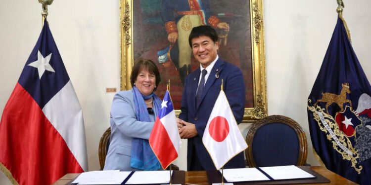 Chile y Japón refuerzan su cooperación en defensa.