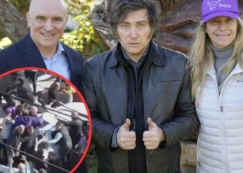 Milei es sacado del lugar tras ser apedreado en un acto de campaña en Buenos Aires.