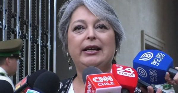 «Los comunistas también tenemos derecho a tener iPhone»: así Jara respondió a las críticas.