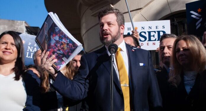 Johannes Kaiser presenta oficialmente su candidatura a la presidencia en el Servel.