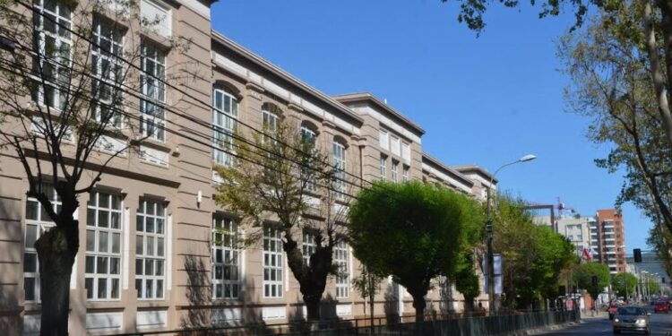 Estudiantes del Maule exploran las diferencias económicas con la capital.