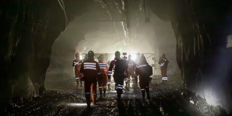 Codelco informó al Senado sobre pérdidas de 300 millones de dólares a raíz de la tragedia en El Teniente.