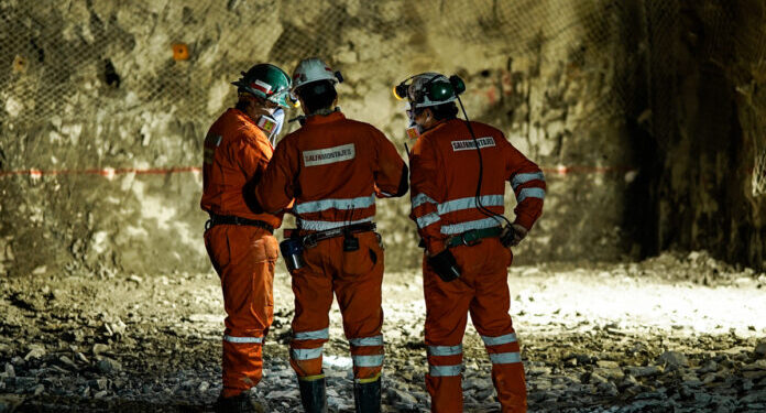 Rescate: Codelco confirma que se ha avanzado 15 metros de los 20 que faltan.