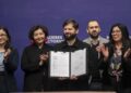 Gobierno de Chile firma la Ley Más Mujeres en Directorios.