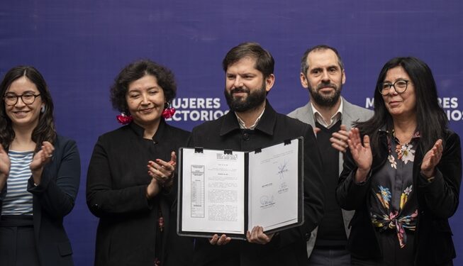 Gobierno de Chile firma la Ley Más Mujeres en Directorios.