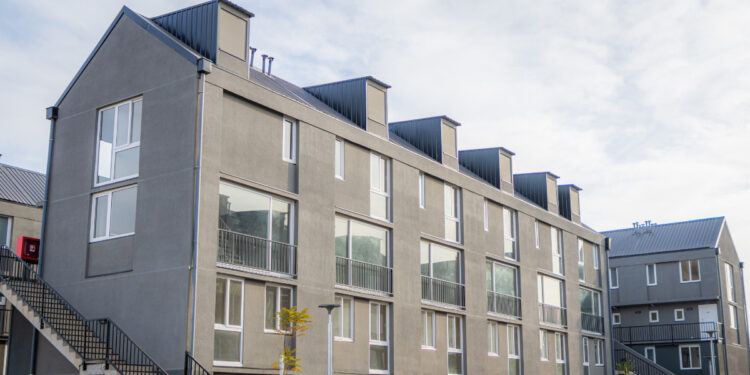 Alcalde de Peñalolén entrega casas en el Parque Los Encinos.