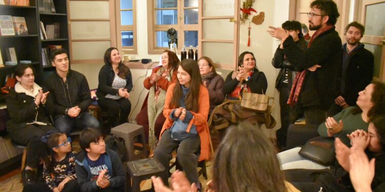 Poetas del Maule finalizan la cartelera de agosto con una nueva «Chomba».