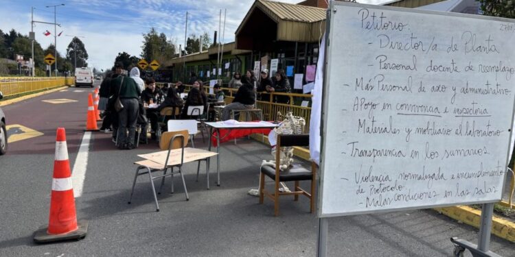 Alcalde se compromete a convocar un concurso para el nuevo director, entre otros acuerdos, y finaliza el paro del colegio – LAVOZDEPUCON