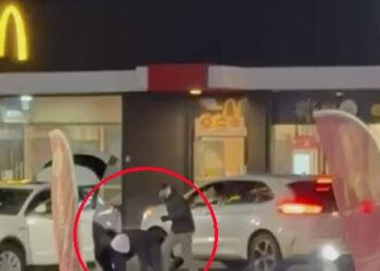 [VIDEO] Brutal robo en el estacionamiento de McDonald’s en Chamisero: agredieron a la víctima y se llevaron su auto.