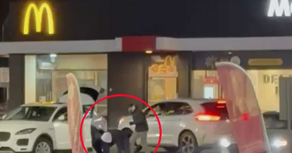 [VIDEO] Brutal robo en el estacionamiento de McDonald’s en Chamisero: agredieron a la víctima y se llevaron su auto.
