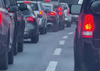 Taco de proporciones se forma en la Autopista Los Libertadores por caída de carga.