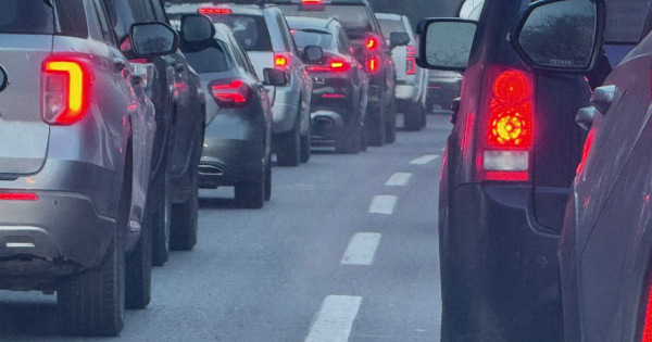 Taco de proporciones se forma en la Autopista Los Libertadores por caída de carga.