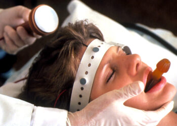 Tribunal de Santiago aprueba terapia electroconvulsiva para un menor a pesar de la oposición de su madre.