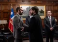 Presidente Boric respalda a su nuevo ministro de Hacienda ante las críticas de la oposición.