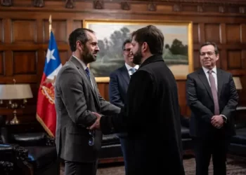 Presidente Boric respalda a su nuevo ministro de Hacienda ante las críticas de la oposición.