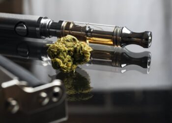 Dos personas fueron detenidas en Talca por vender cannabis en vapeadores, y se incautaron más de 150 dispositivos.