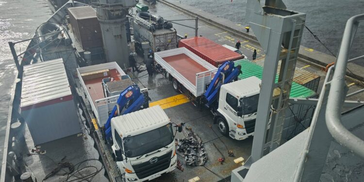 Llegan a Rapa Nui los primeros dos camiones grúa para apoyar la pesca artesanal y emergencias.