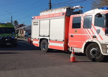 Dos accidentes en Los Ángeles dejan al menos una mujer herida: uno de los autos se volteó.