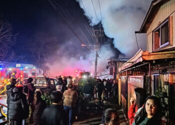 Bombera fue atacada durante un incendio que impactó a múltiples viviendas en Mulchén.