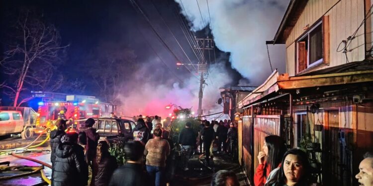 Bombera fue atacada durante un incendio que impactó a múltiples viviendas en Mulchén.