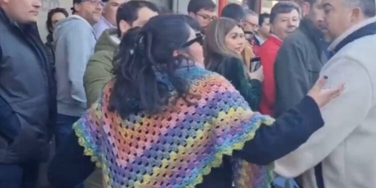 Detienen a mujer que agredió verbalmente y trató de atacar a José Antonio Kast en Curicó: arrojó un celular al suelo.