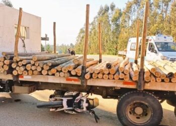 Tragedia en la carretera de El Tabo: una colisión violenta entre un camión y una moto deja dos muertos.