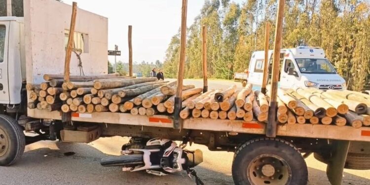 Tragedia en la carretera de El Tabo: una colisión violenta entre un camión y una moto deja dos muertos.