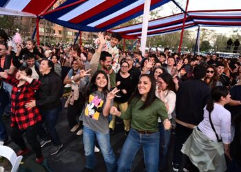 Más de 11 mil personas se tiraron la mejor en el primer día de la Fonda Lady Inés.