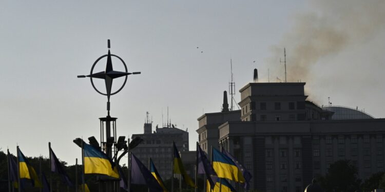 Drones rusos marcan un récord en Ucrania, causando muertos y alcanzando por primera vez un edificio gubernamental.