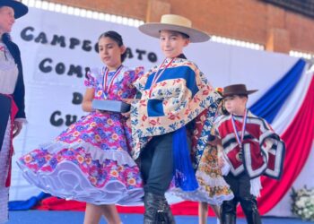 Más de 80 parejas compiten: estudiantes del Colegio Integrado obtienen el título comunal de cueca en Talca.