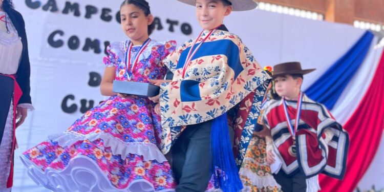 Más de 80 parejas compiten: estudiantes del Colegio Integrado obtienen el título comunal de cueca en Talca.