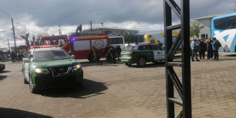 Hombre sufre graves heridas tras inmolarse en una terminal rural de Victoria.