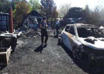 Incendio arrasa con dos viviendas en Los Ángeles, dejando ocho damnificados: vecinos solicitan apoyo para los afectados.