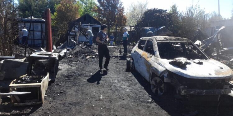 Incendio arrasa con dos viviendas en Los Ángeles, dejando ocho damnificados: vecinos solicitan apoyo para los afectados.