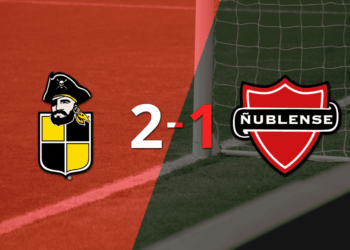 Equipo de Coquimbo logra remontar el partido contra Ñublense y asegura la victoria 2-1 con un gol en el último minuto.