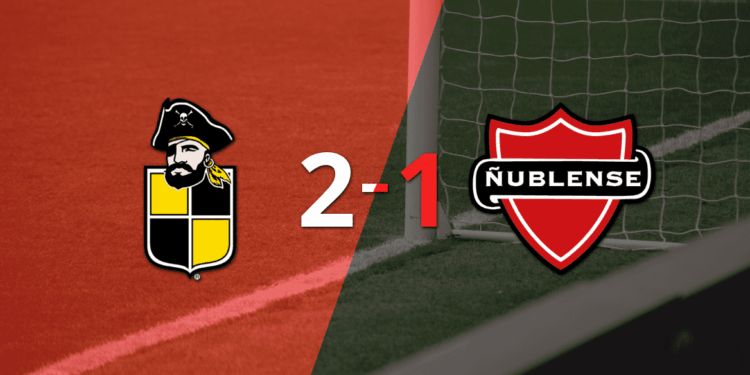 Equipo de Coquimbo logra remontar el partido contra Ñublense y asegura la victoria 2-1 con un gol en el último minuto.