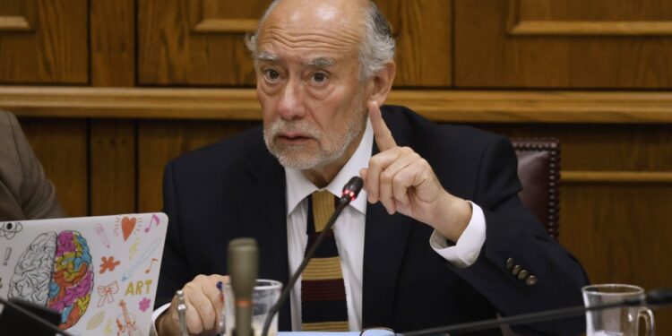 Presidente de la comisión de Salud del Senado solicita «no permitir perdonazos» tras el reciente informe de la Contraloría sobre licencias médicas.