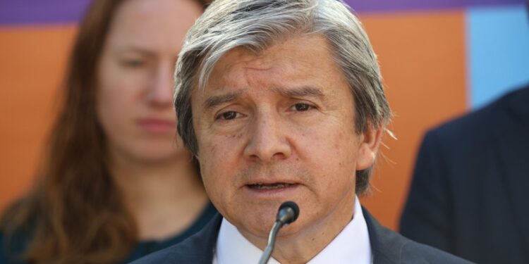 El portavoz del equipo económico de Matthei instó al Ministerio de Vivienda sobre la deuda: «Que nos informen cuál es la cifra»