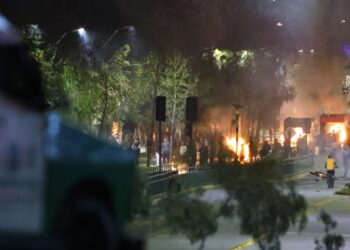 Carabinero presenta fractura dental tras ser atacado con piedras en Quilicura: graves incidentes en Santiago conmemorando 52 años del golpe de Estado.