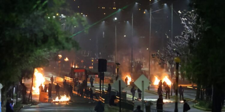 Barricadas, ataques con cócteles molotov y uso de armas de fuego se reportan en la región Metropolitana en conmemoración del golpe de Estado.