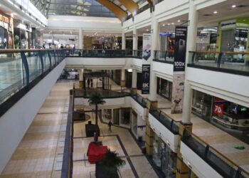 Parlamentarios presentan proyecto para excluir a los malls del cierre obligatorio en días de elecciones.