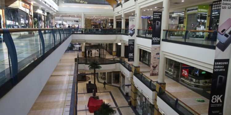 Parlamentarios presentan proyecto para excluir a los malls del cierre obligatorio en días de elecciones.