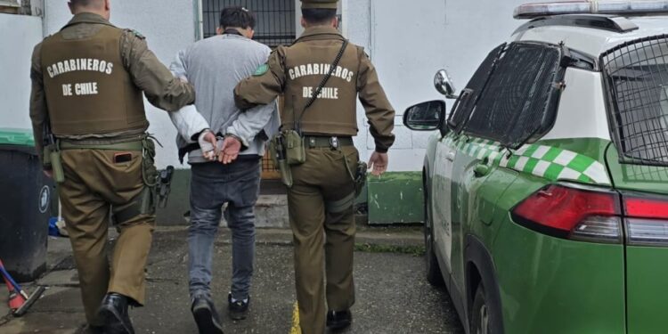Sujeto sorprendido robando en un supermercado de Valdivia apuñaló a dos guardias.