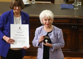 La Universidad de Chile entrega la Medalla Rectoral a Isabel Allende en reconocimiento a su trayectoria y contribución a la literatura.