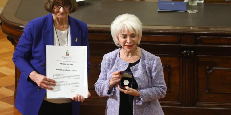 La Universidad de Chile entrega la Medalla Rectoral a Isabel Allende en reconocimiento a su trayectoria y contribución a la literatura.