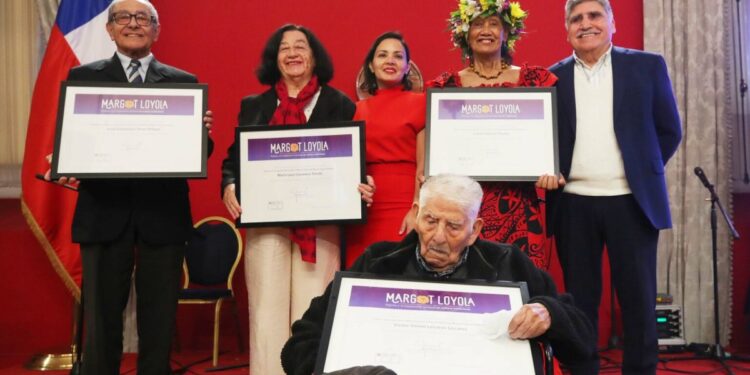 Premio Margot Loyola 2025 distingue a reconocidas personalidades de la cultura popular chilena.